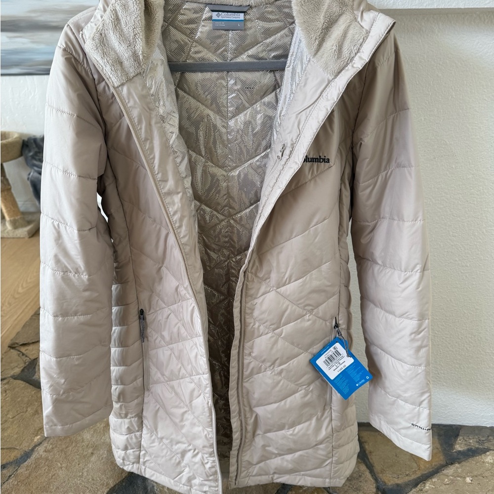 Columbia Cream Ski Jacket with Hood and Insulated Lining